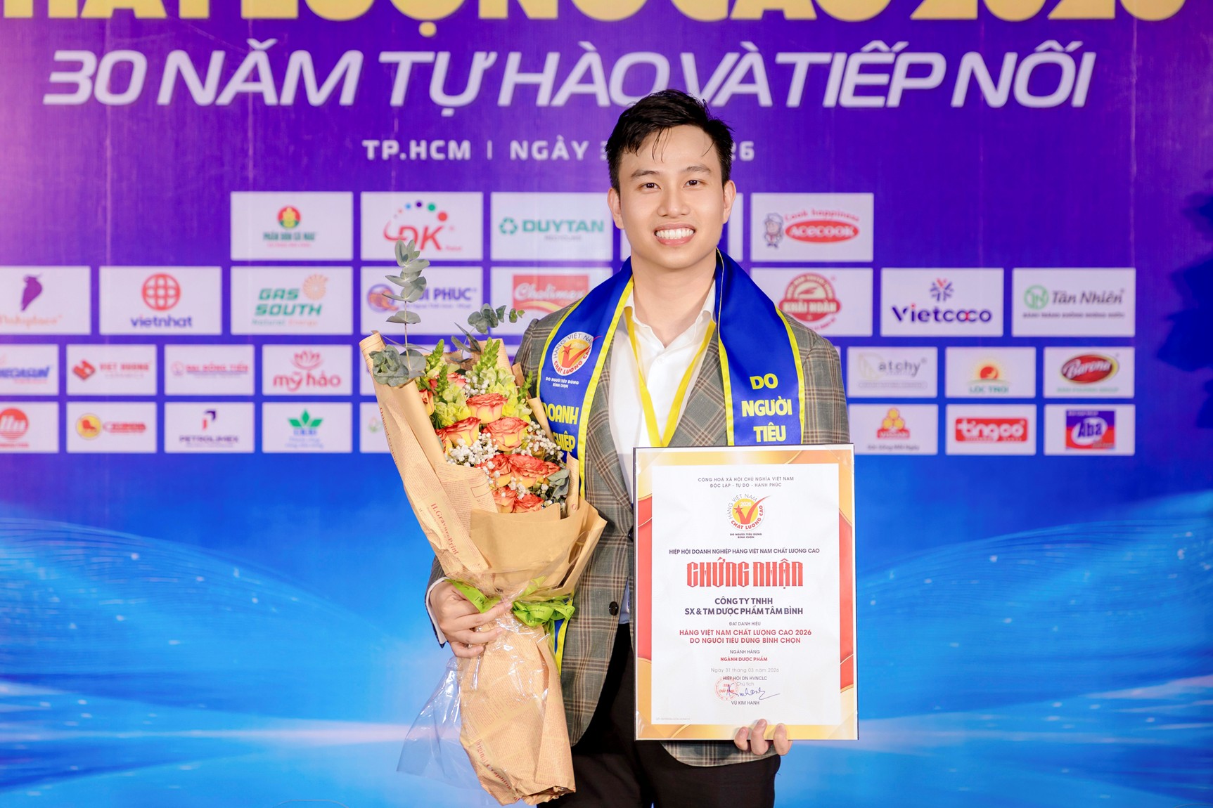 &Ocirc;ng Nguyễn Minh Ho&agrave;ng (Ph&oacute; Tổng Gi&aacute;m đốc Dược phẩm T&acirc;m B&igrave;nh) đại diện doanh nghiệp nhận danh hiệu HVNCLC