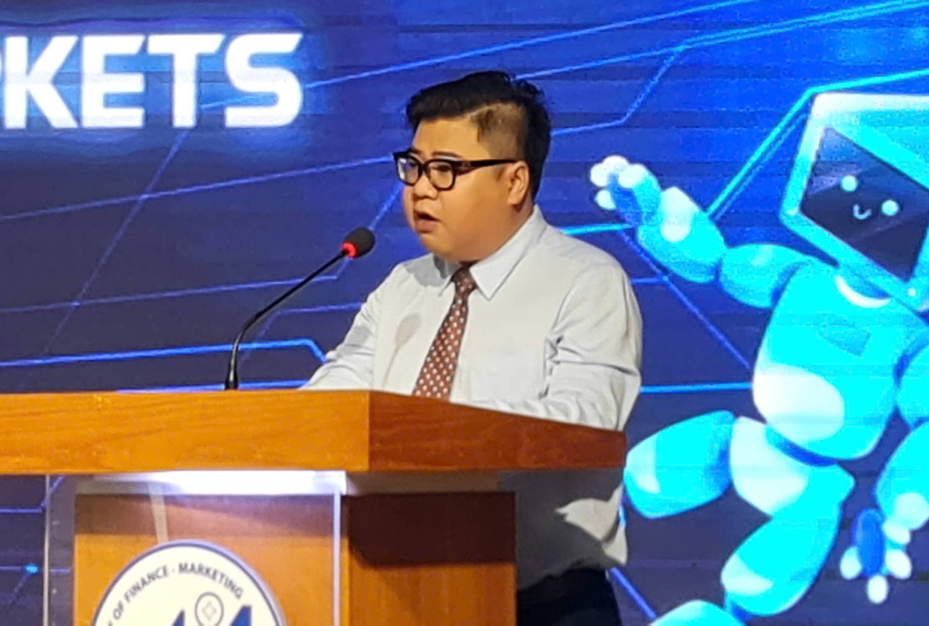 TS. Cao Tuấn Huy - Ph&oacute; Hiệu trưởng Trường Đại học T&agrave;i ch&iacute;nh - Marketing ph&aacute;t biểu tại buổi tọa đ&agrave;m