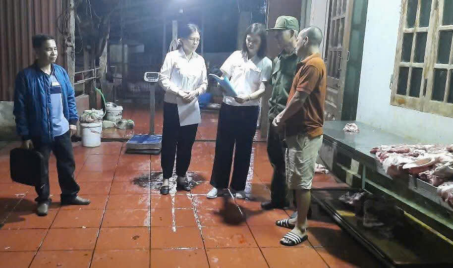 Đo&agrave;n c&ocirc;ng t&aacute;c Trung t&acirc;m Dịch vụ tổng hợp phường Văn Ph&uacute; tuy&ecirc;n truyền, hướng dẫn c&aacute;c cơ sở giết mổ chấp h&agrave;nh quy định về an to&agrave;n thực phẩm v&agrave; ph&ograve;ng, chống dịch bệnh.