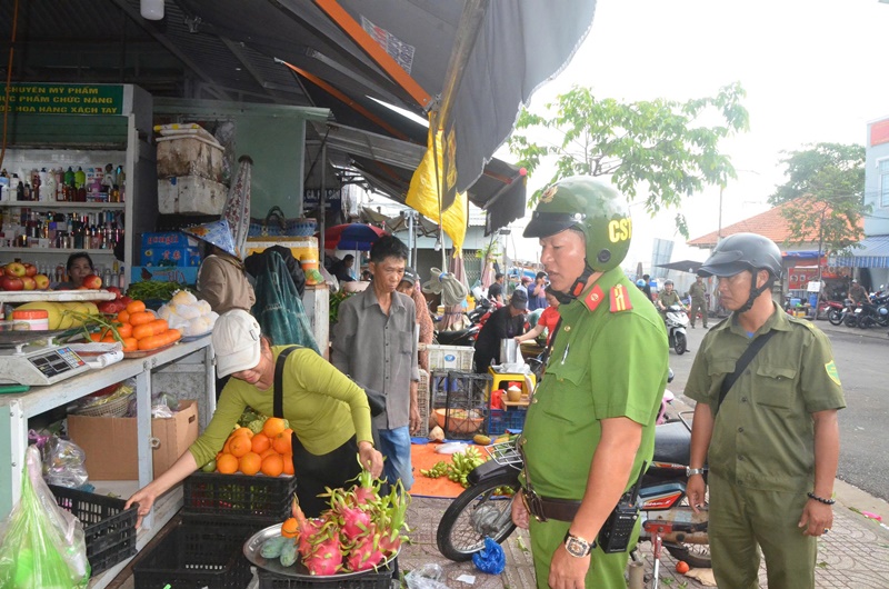 Lực lượng kiểm tra khu vực kinh doanh bu&ocirc;n b&aacute;n, chấn chỉnh lấn chiếm kh&ocirc;ng gian c&ocirc;ng cộng, l&ograve;ng đường, vỉa h&egrave;