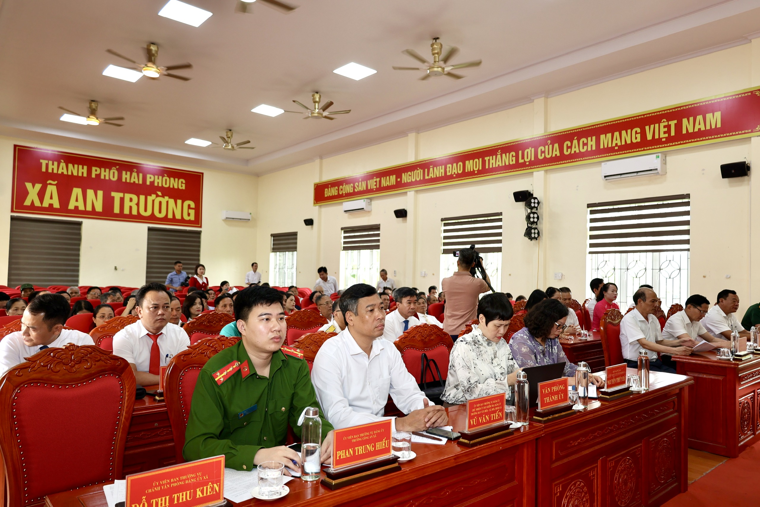 Đại biểu dự Hội nghị.