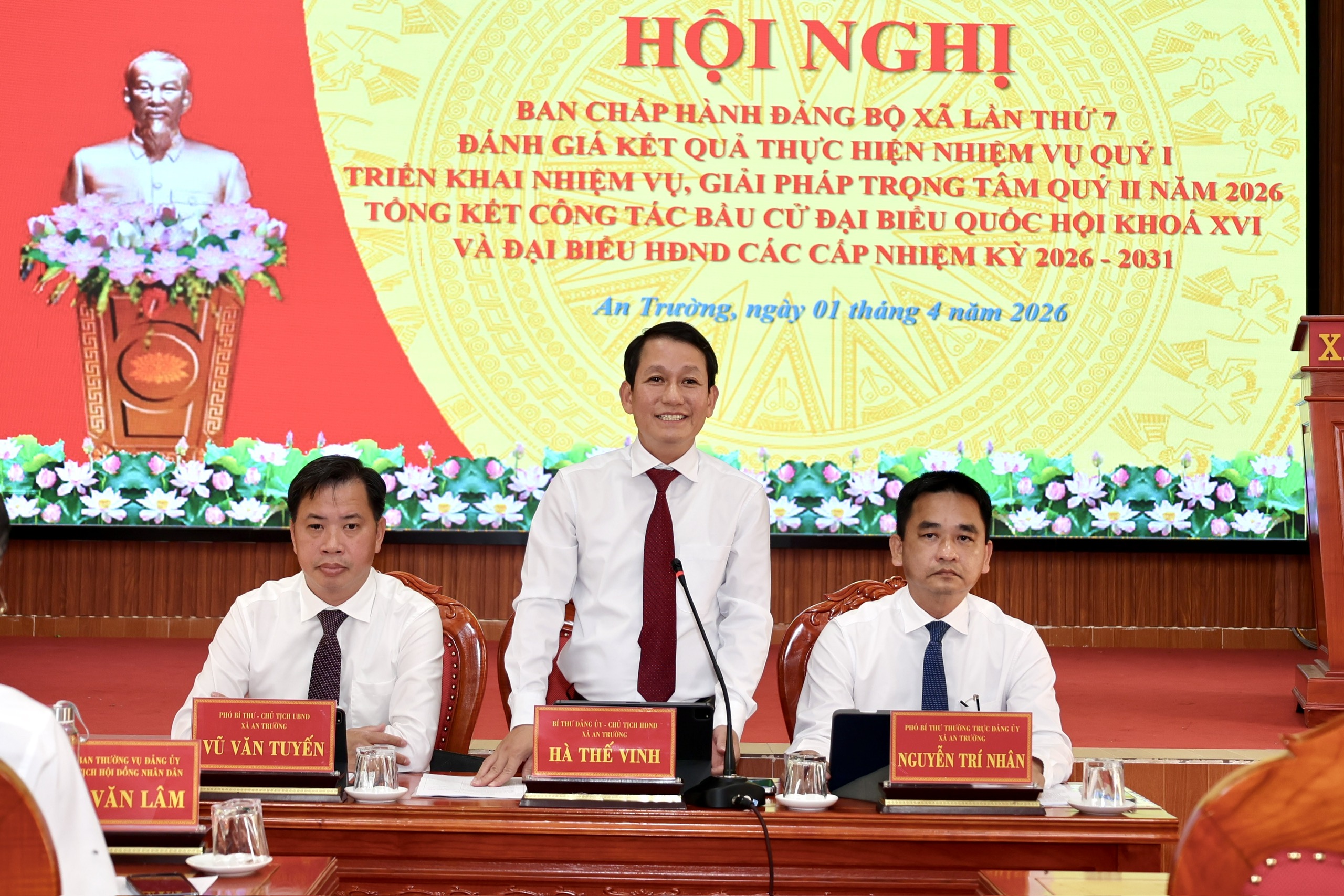 Đồng ch&iacute; B&iacute; thư Đảng ủy x&atilde; H&agrave; Thế Vinh ph&aacute;t biểu tại hội nghị.