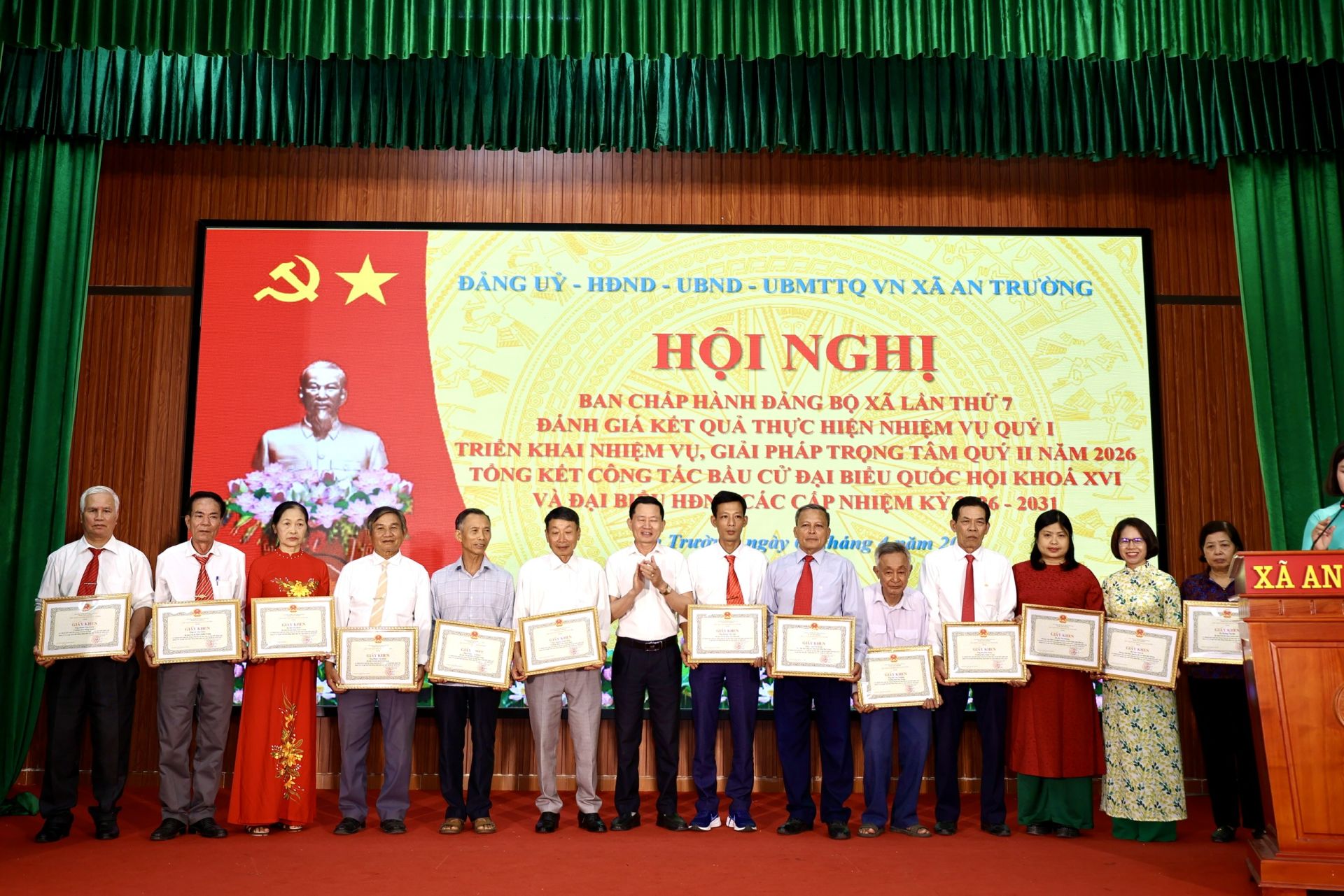 Khen thưởng c&aacute;c c&aacute; nh&acirc;n c&oacute; th&agrave;nh t&iacute;ch xuất sắc.