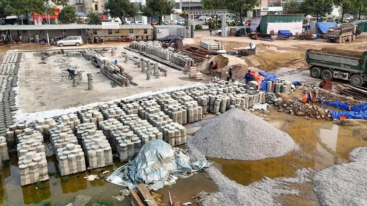 C&ocirc;ng nh&acirc;n tập trung thi c&ocirc;ng hạng mục hạ tầng phụ trợ, chuẩn bị vật liệu v&agrave; cấu kiện phục vụ hệ thống cống, ho&agrave;n thiện c&aacute;c hạng mục kỹ thuật của dự &aacute;n.