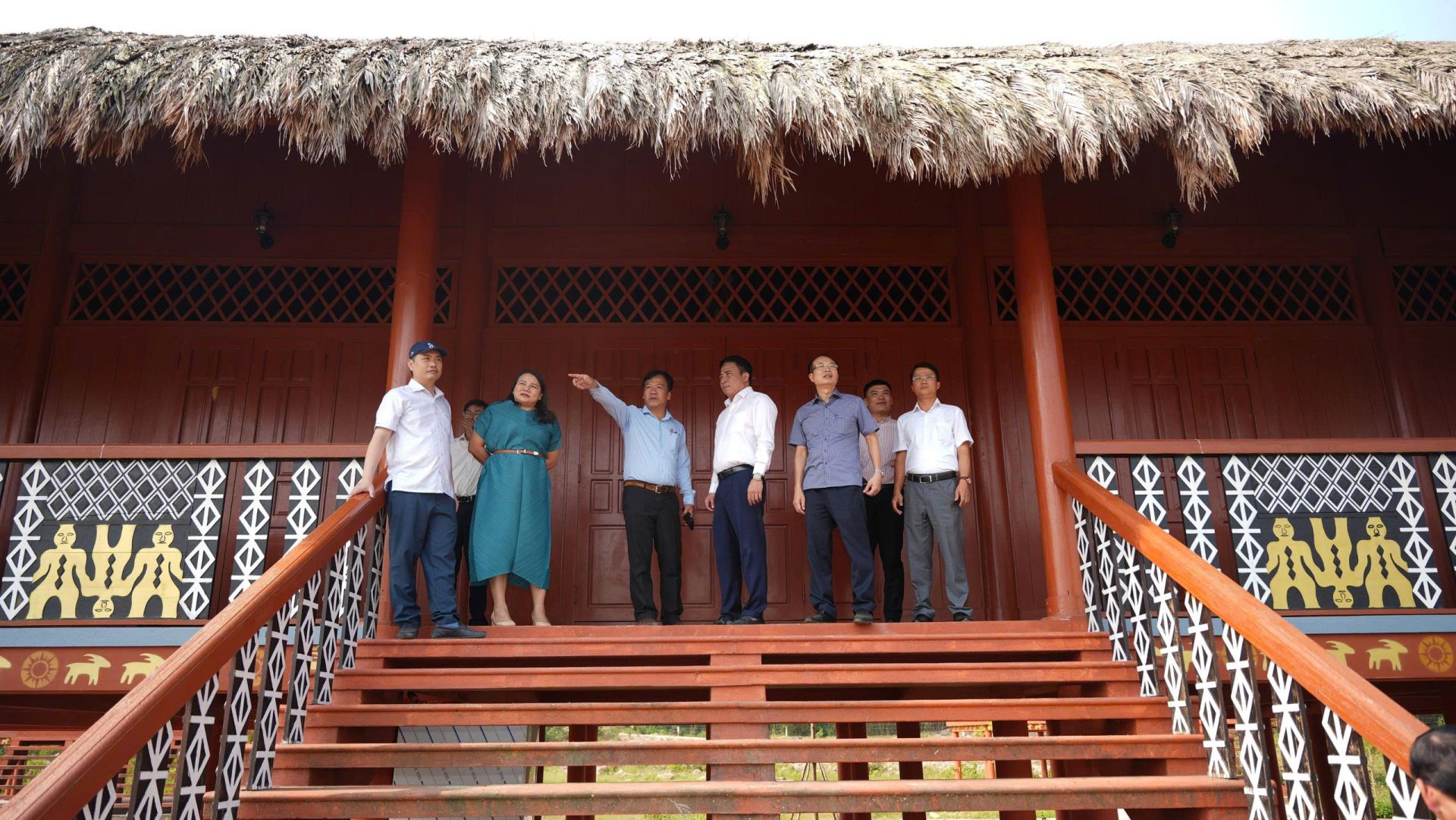 Kiểm tra dự &aacute;n L&agrave;ng văn h&oacute;a Cơ Tu