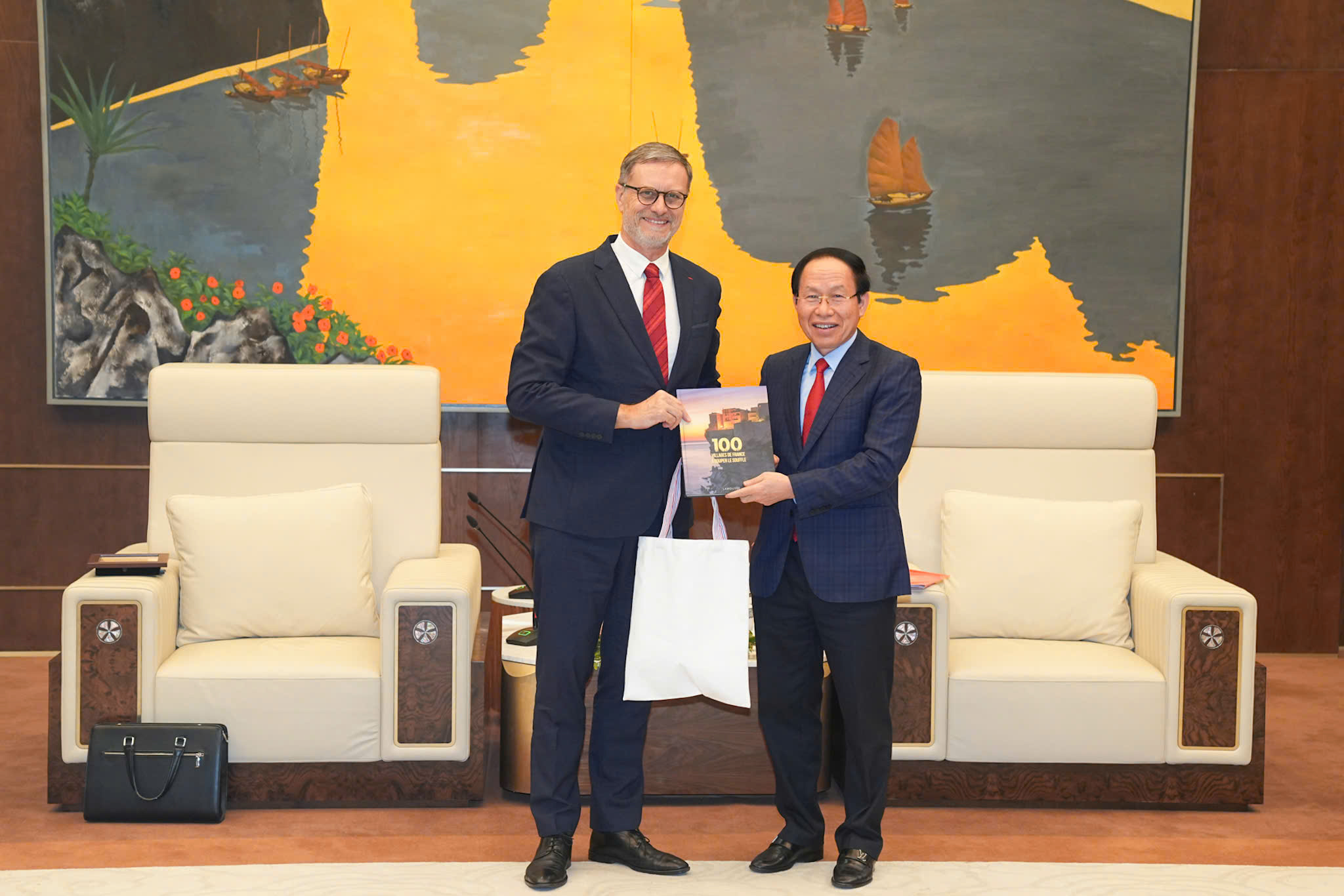 Đồng ch&iacute; B&iacute; thư Th&agrave;nh ủy L&ecirc; Tiến Ch&acirc;u v&agrave; Ng&agrave;i Olivier Brochet, Đại sứ Cộng h&ograve;a Ph&aacute;p tại Việt Nam trao qu&agrave; lưu niệm.