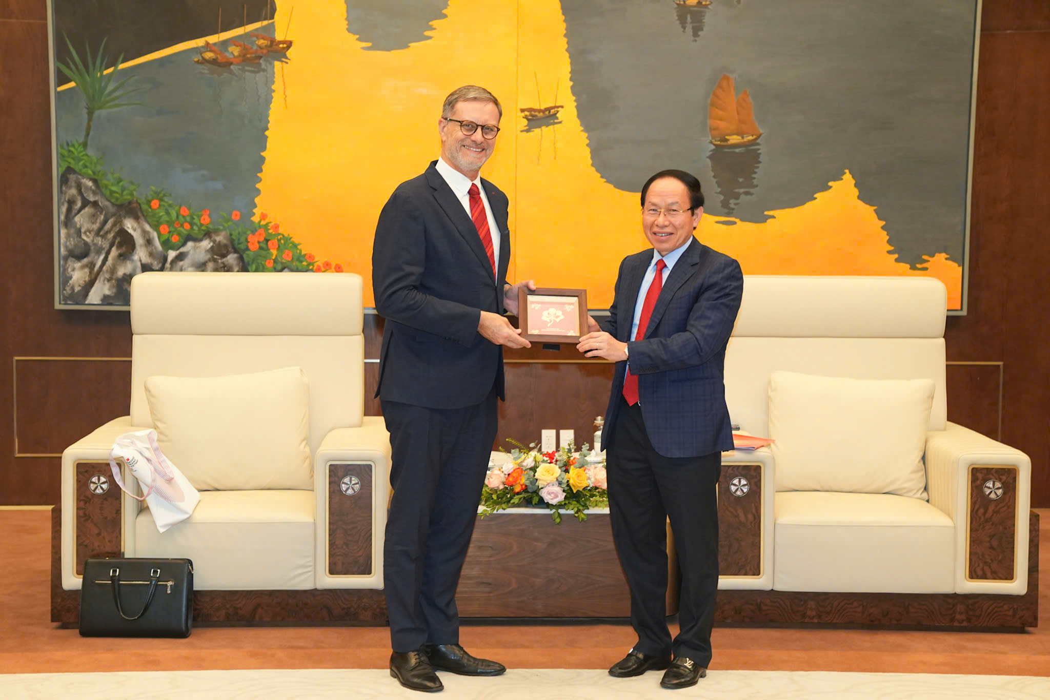 Đồng ch&iacute; B&iacute; thư Th&agrave;nh ủy L&ecirc; Tiến Ch&acirc;u v&agrave; Ng&agrave;i Olivier Brochet, Đại sứ Cộng h&ograve;a Ph&aacute;p tại Việt Nam trao qu&agrave; lưu niệm.