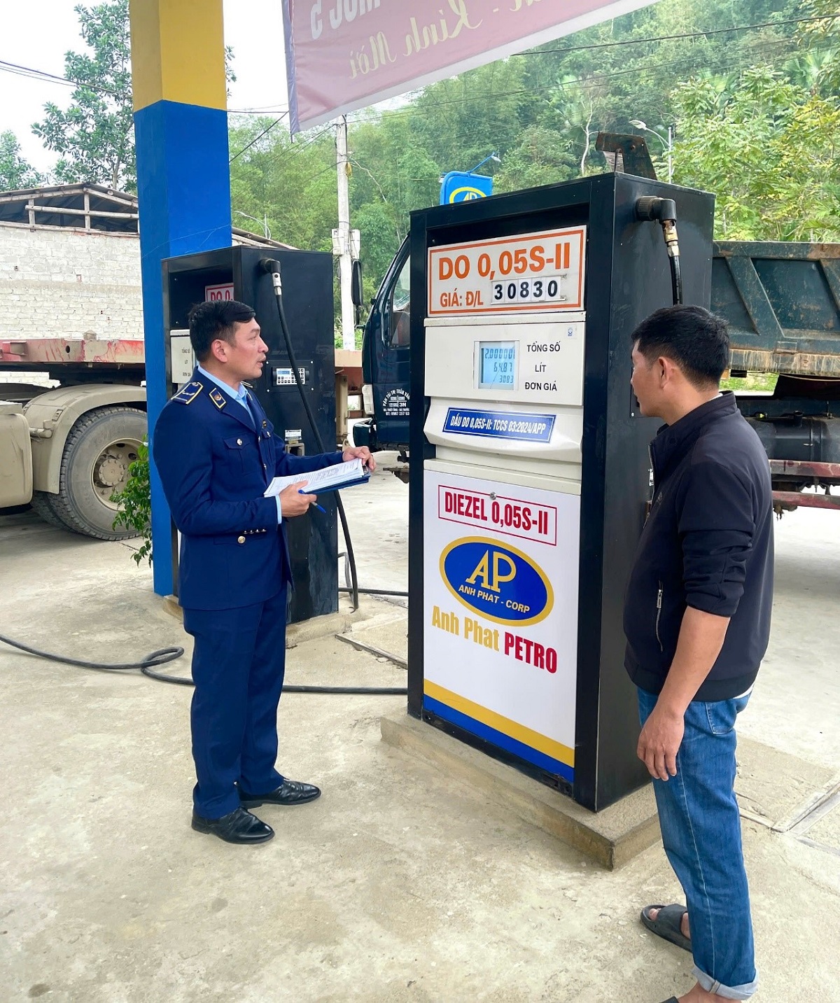 Lực lượng Quản l&yacute; thị trường tỉnh Thanh H&oacute;a gi&aacute;m s&aacute;t hoạt động kinh doanh xăng dầu tr&ecirc;n địa b&agrave;n