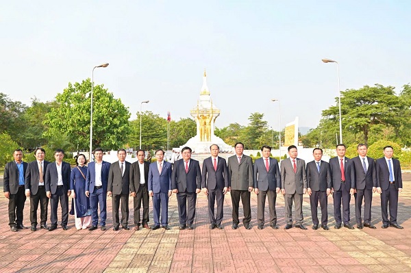 Đo&agrave;n c&ocirc;ng t&aacute;c tỉnh Kh&aacute;nh H&ograve;a đến thăm ch&uacute;c Tết tỉnh Attapeu.