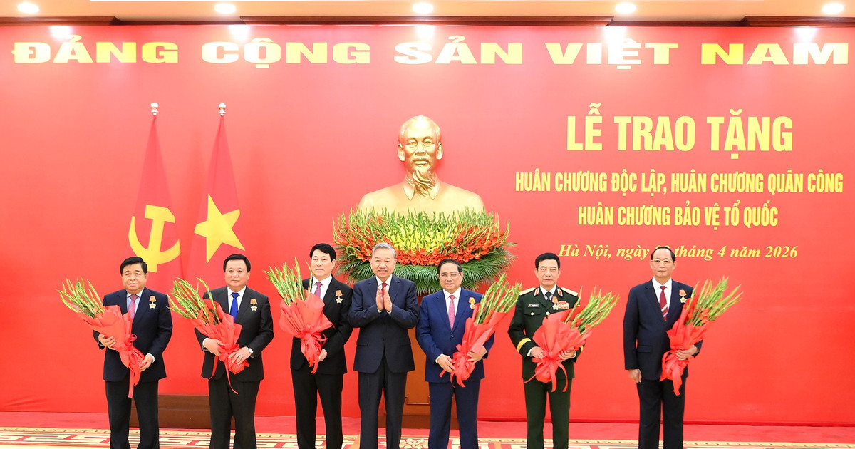 Trao huân chương cao quý tặng các đồng chí lãnh đạo Đảng, Nhà nước, cán bộ cấp cao