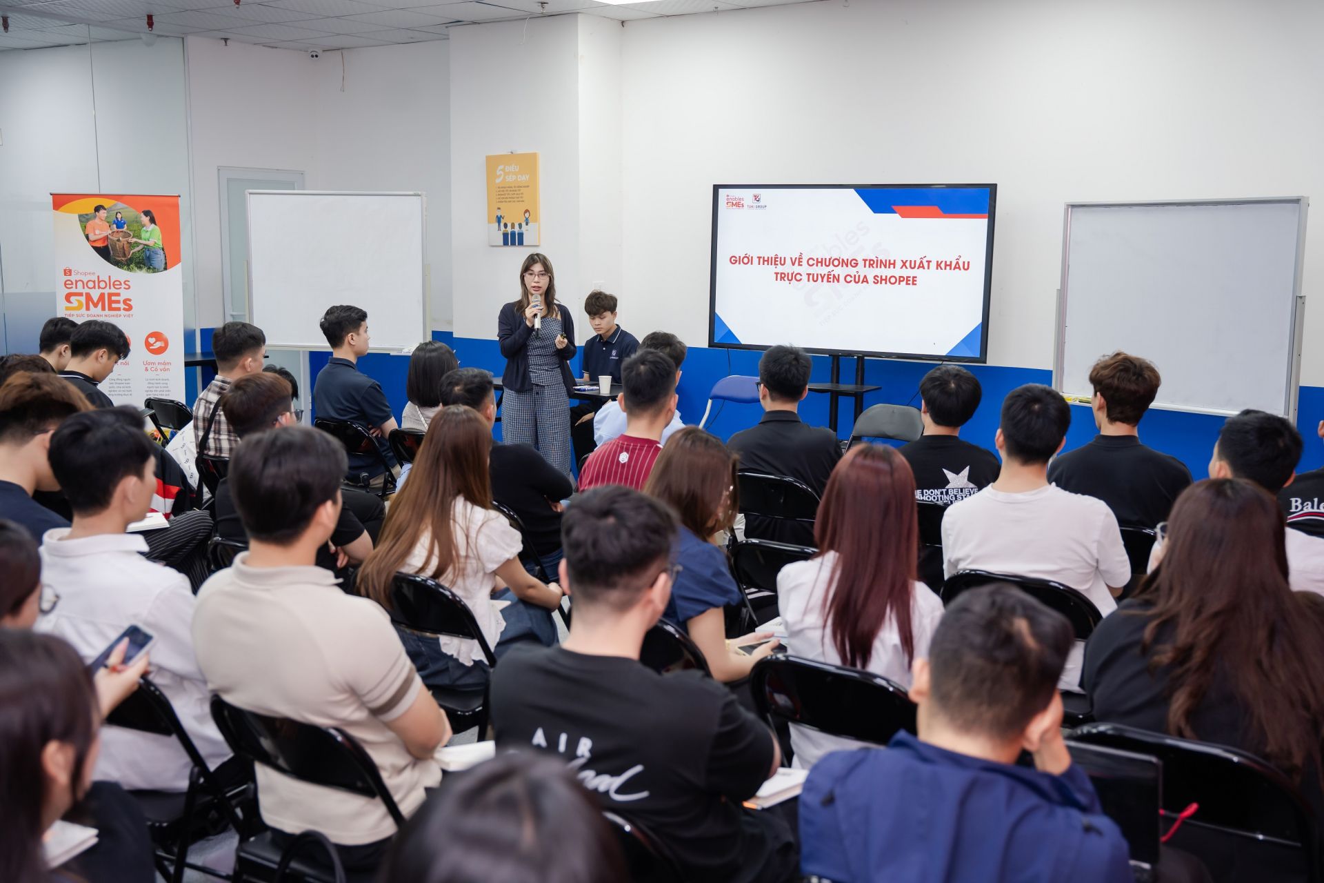 Buổi đ&agrave;o tạo c&oacute; đội ngũ chuy&ecirc;n gia từ Shopee cập nhật những chương tr&igrave;nh nổi bật của s&agrave;n c&ugrave;ng đối t&aacute;c Shopee Enablers chia sẻ kinh nghiệm thực tiễn đến nh&agrave; b&aacute;n.