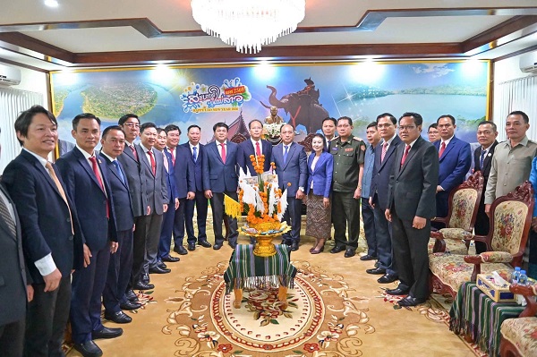 Đo&agrave;n c&ocirc;ng t&aacute;c tỉnh Kh&aacute;nh H&ograve;a đến thăm ch&uacute;c Tết Ng&agrave;i B&iacute; thư Tỉnh ủy Attapeu