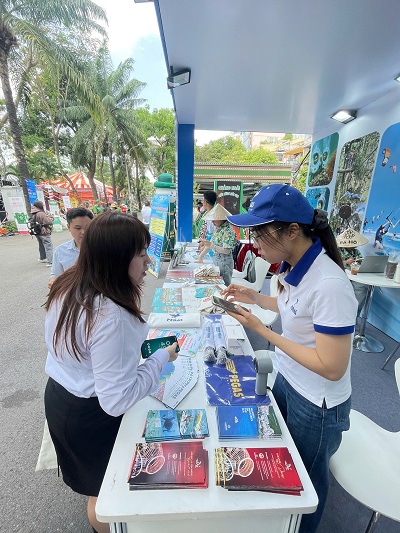 Kh&aacute;ch tham quan, giao dịch tại gian h&agrave;ng của Trung t&acirc;m X&uacute;c tiến Đầu tư, Thương mại, Du lịch Kh&aacute;nh H&ograve;a