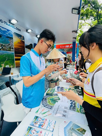 Kh&aacute;ch tham quan, giao dịch tại gian h&agrave;ng của Trung t&acirc;m X&uacute;c tiến Đầu tư, Thương mại, Du lịch Kh&aacute;nh H&ograve;a