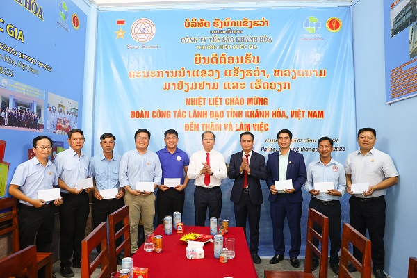 Đo&agrave;n c&ocirc;ng t&aacute;c đ&atilde; tới thăm cơ sở nh&agrave; yến của C&ocirc;ng ty Yến s&agrave;o Kh&aacute;nh H&ograve;a tại th&agrave;nh phố Pakse, tỉnh Champasak.