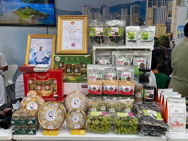 Sản phẩm OCOP trưng b&agrave;y tại tại gian h&agrave;ng của Trung t&acirc;m X&uacute;c tiến Đầu tư, Thương mại, Du lịch Kh&aacute;nh H&ograve;a