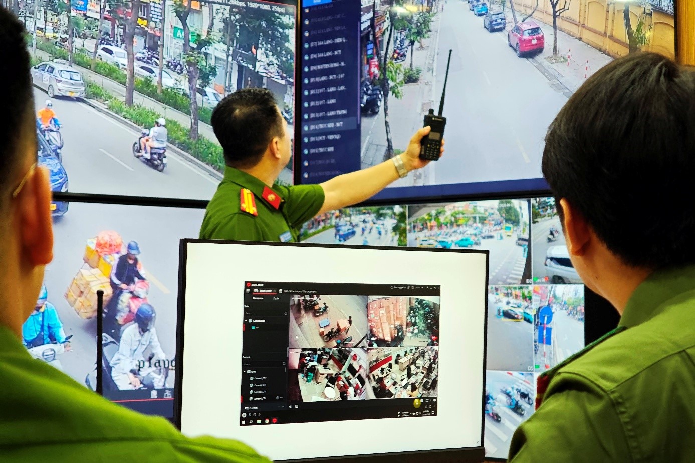 C&aacute;n bộ C&ocirc;ng an phường L&aacute;ng theo d&otilde;i h&igrave;nh ảnh từ camera, trực tiếp chỉ đạo lực lượng xử l&yacute; t&igrave;nh huống giao th&ocirc;ng v&agrave; vi phạm ngay khi ph&aacute;t sinh.