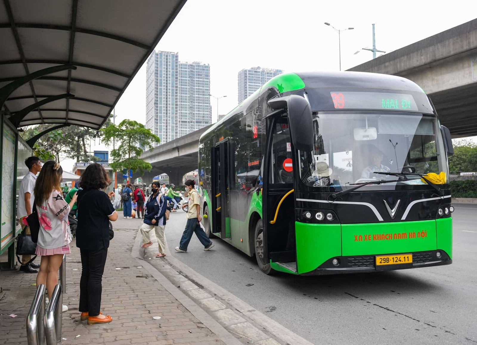 Hà Nội nghiên cứu miễn phí xe buýt toàn dân: Bài toán trợ giá và chuyển dịch thói quen đi lại