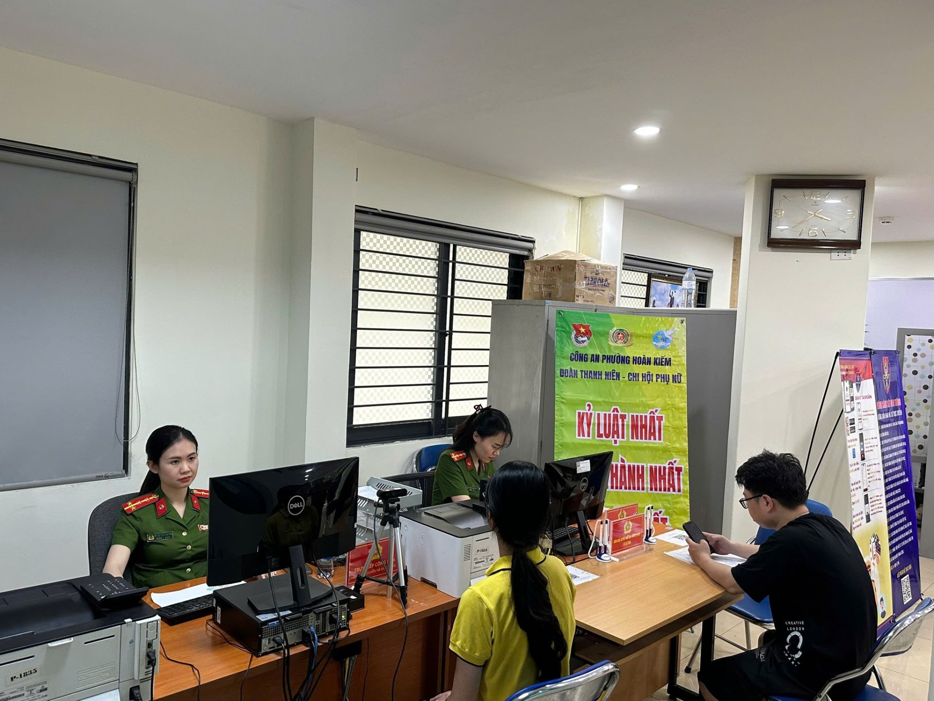 Công an phường Hoàn Kiếm triển khai mô hình “Ba nhất”: Đưa dịch vụ công đến gần người dân hơn