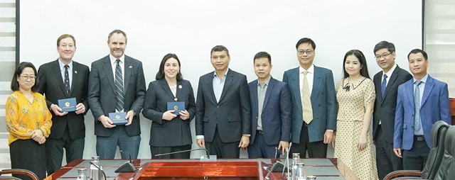 Ph&oacute; Chủ tịch Thường trực UBND th&agrave;nh phố Hồ Kỳ Minh (thứ 5, b&ecirc;n tr&aacute;i sang) tặng qu&agrave;, chụp h&igrave;nh lưu niệm c&ugrave;ng đo&agrave;n c&ocirc;ng t&aacute;c Bang Oregon.