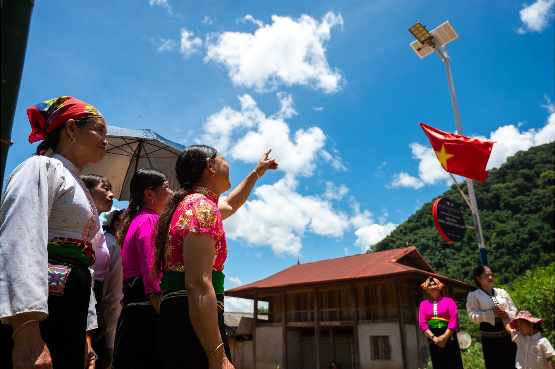 Trong ảnh l&agrave; một đ&egrave;n năng lượng mặt trời được tặng cho người d&acirc;n tỉnh Sơn La, trong khu&ocirc;n khổ chiến dịch M&ugrave;a h&egrave; Xanh 2025 do Quỹ đồng h&agrave;nh c&ugrave;ng Đo&agrave;n Thanh ni&ecirc;n Đại học Quốc gia H&agrave; Nội triển khai. Ảnh: QVTLX.