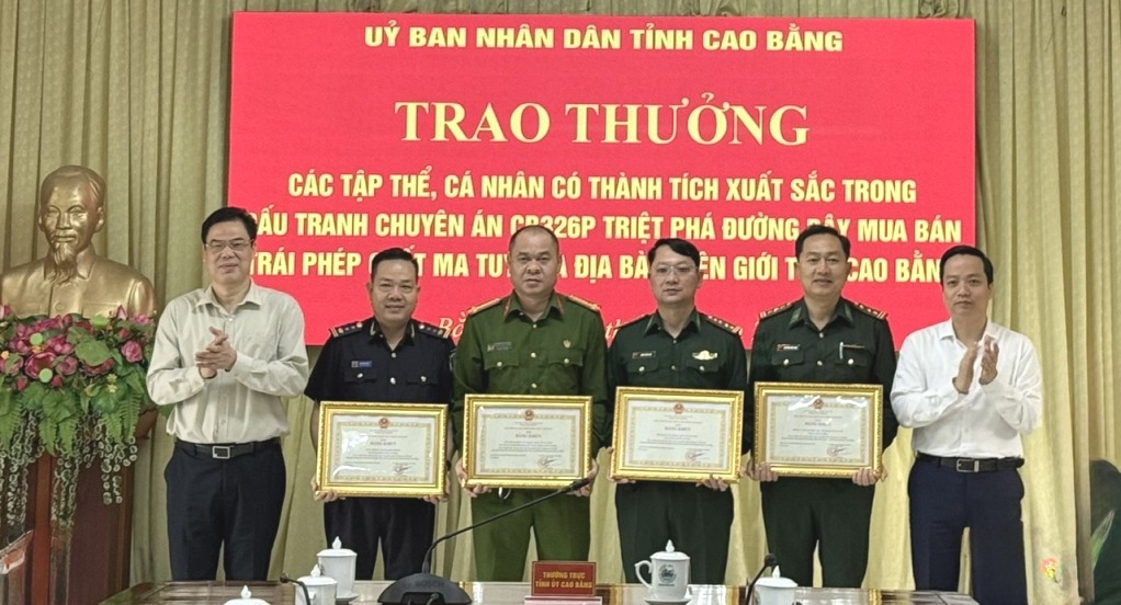 Cao Bằng: Khen thưởng chuyên án bắt đối tượng vận chuyển 9 bánh heroin