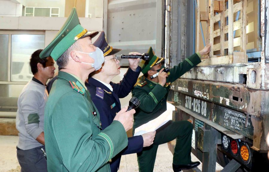 Lực lượng hải quan v&agrave; bi&ecirc;n ph&ograve;ng phối hợp, kiểm tra h&agrave;ng h&oacute;a th&ocirc;ng quan tại Cửa khẩu quốc tế Cầu Treo. Ảnh: KT