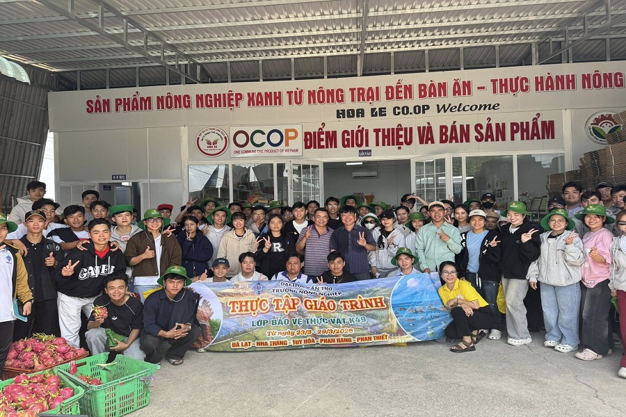 HTX cũng đ&atilde; đ&oacute;n tiếp sinh vi&ecirc;n Trường Đại học Cần Thơ đến tham quan v&agrave; trải nghiệm thực tế