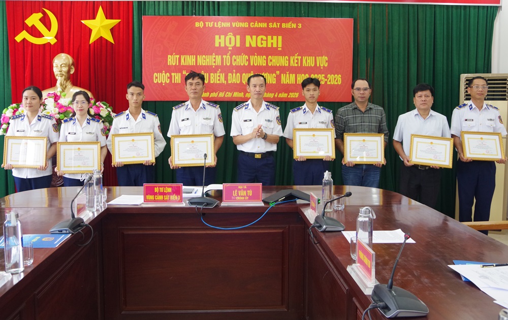 Đại t&aacute; L&ecirc; Văn T&uacute; - B&iacute; thư Đảng ủy, Ch&iacute;nh ủy V&ugrave;ng Cảnh s&aacute;t biển 3, Trưởng ban Tổ chức cuộc thi trao thưởng cho c&aacute;c tập thể, c&aacute; nh&acirc;n c&oacute; th&agrave;nh t&iacute;ch tốt trong triển khai v&agrave; phục vụ cuộc thi