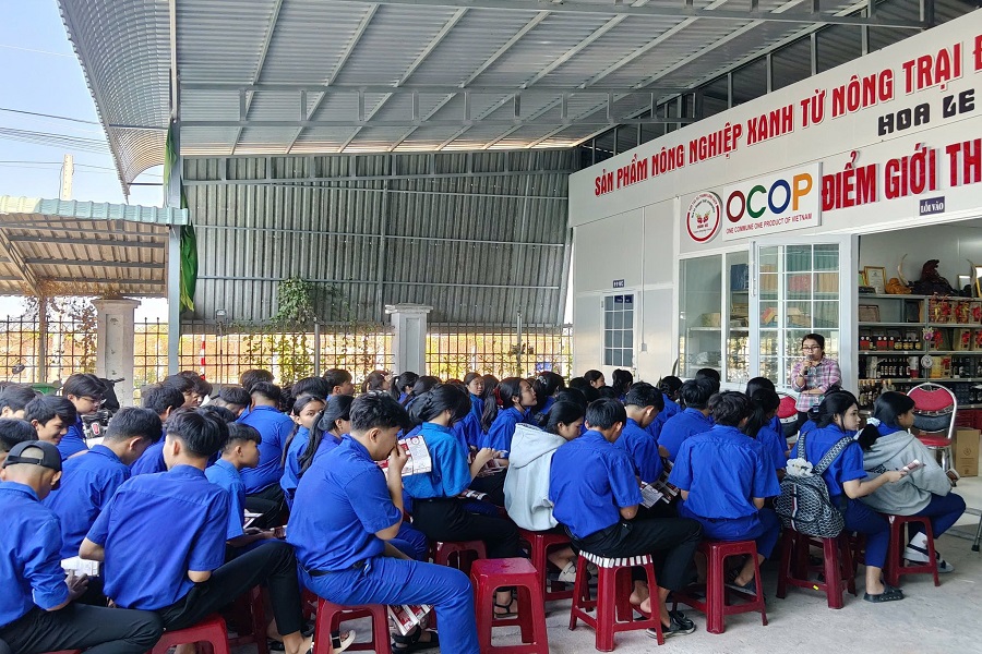 HTX Thanh Long Sạch Ho&agrave; Lệ rất vuikhi c&oacute; cơ hội chia sẻ kiến thức về c&aacute;c sản phẩm OCOP được chế biến từ tr&aacute;i thanh long đến c&aacute;c bạn học sinh Trường THPT H&agrave;m Thuận Bắc