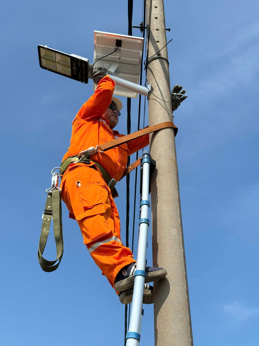 C&aacute;c đơn vị điện lực thuộc EVNHCMC thực hiện lắp đ&egrave;n năng lượng mặt trời tại nhiều tuyến hẻm tr&ecirc;n địa b&agrave;n Th&agrave;nh phố