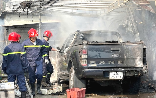 Đà Nẵng: Kho hàng bốc cháy, thiêu rụi xe Ford Ranger