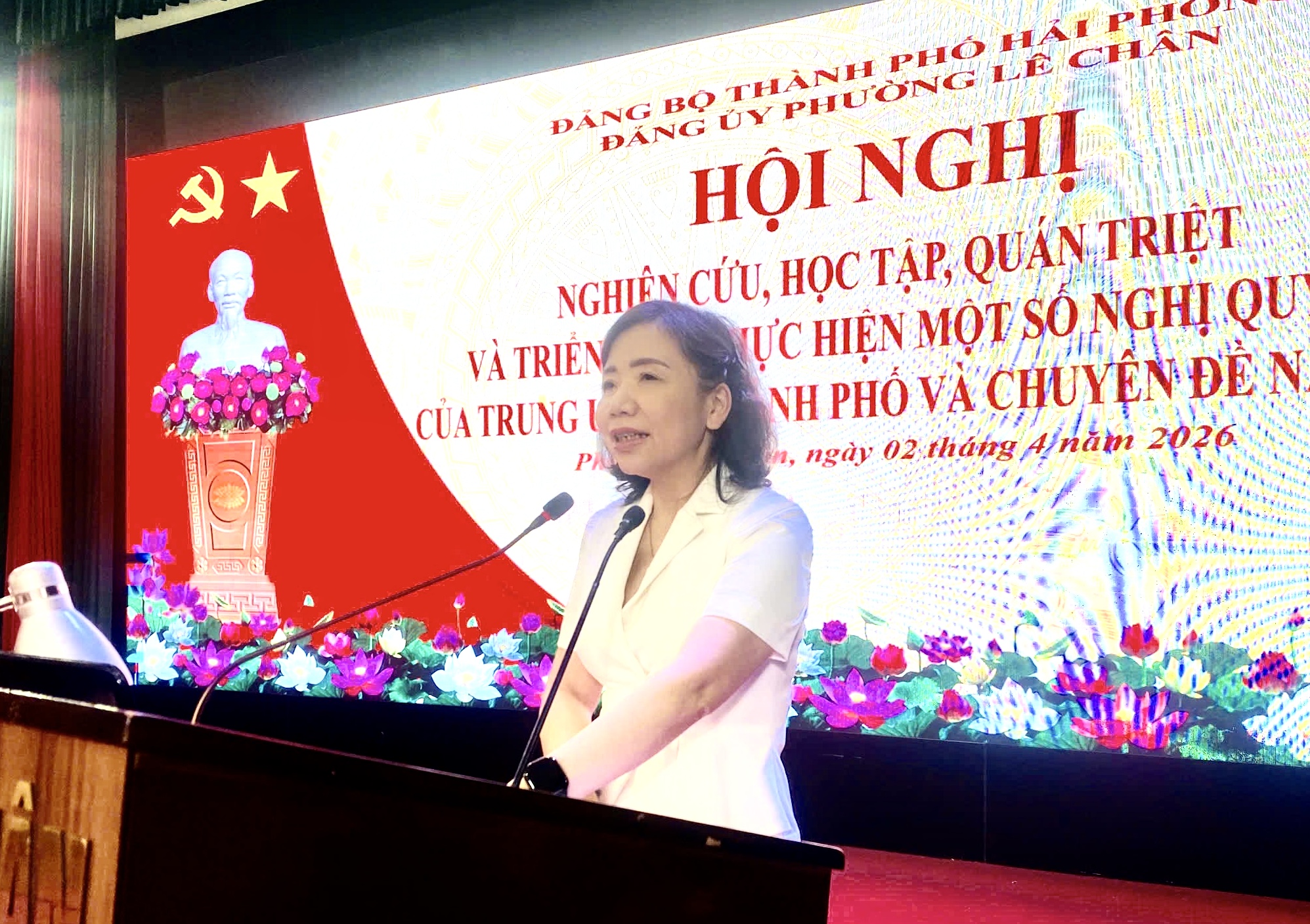 Đồng ch&iacute; Nguyễn Thị Minh Ngọc, Ph&oacute; B&iacute; thư Thường trực Đảng ủy phường ph&aacute;t biểu tại Hội nghị.