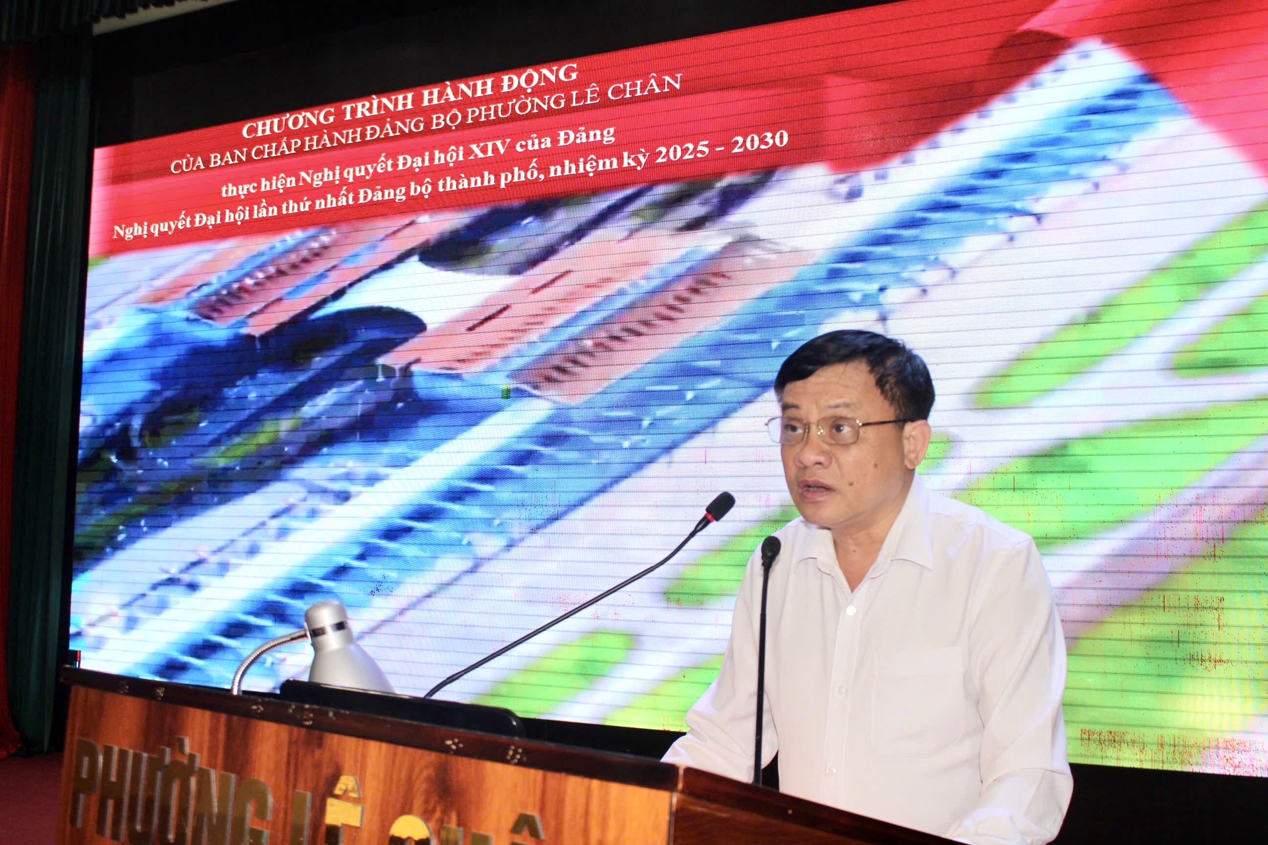 Đồng ch&iacute; Đặng Đ&ocirc;ng Anh, B&iacute; thư Đảng uỷ, Chủ tịch HĐND phường qu&aacute;n triệt tại Hội nghị.