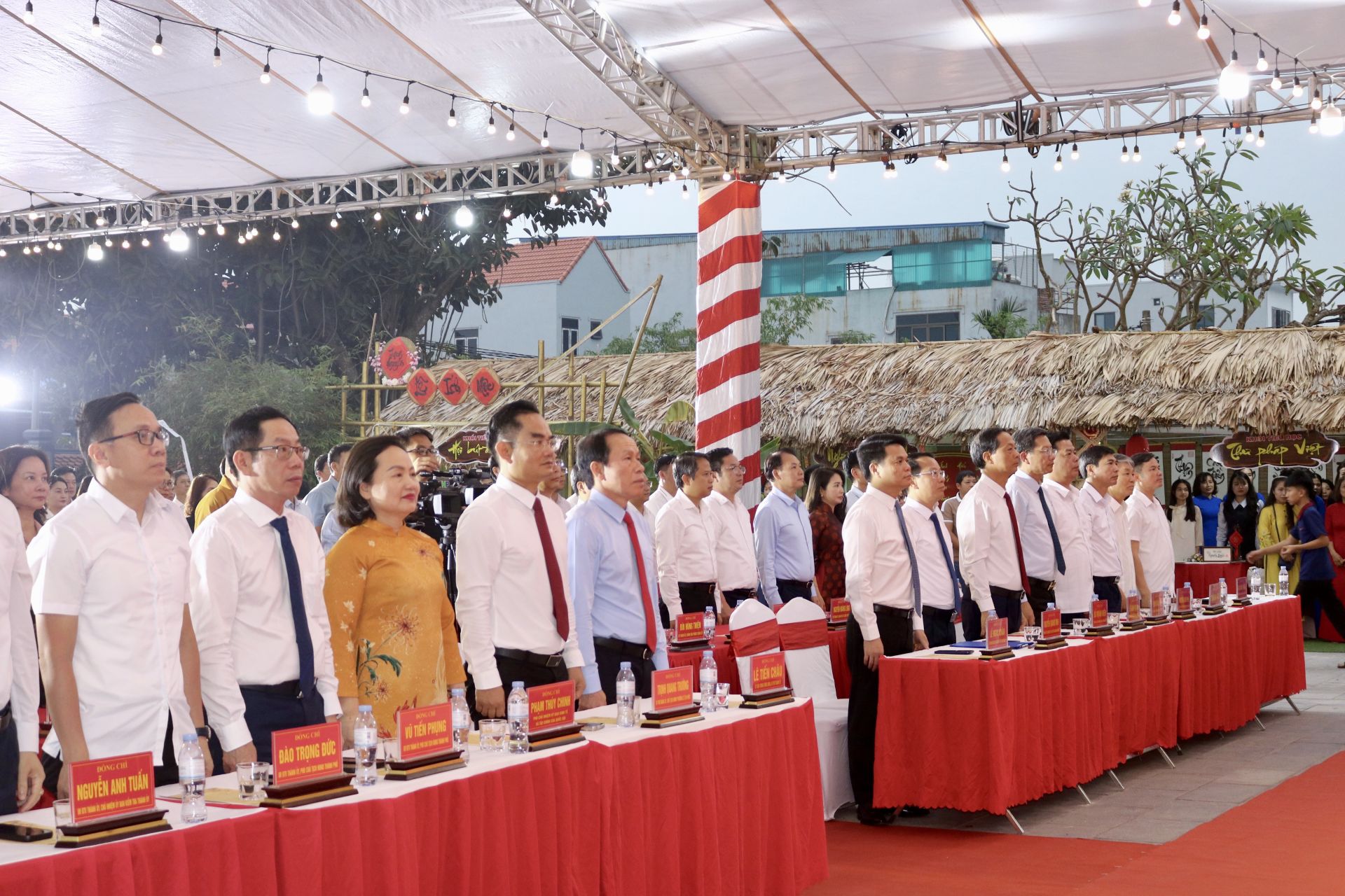 Đại biểu thực hiện nghi thức ch&agrave;o cờ.