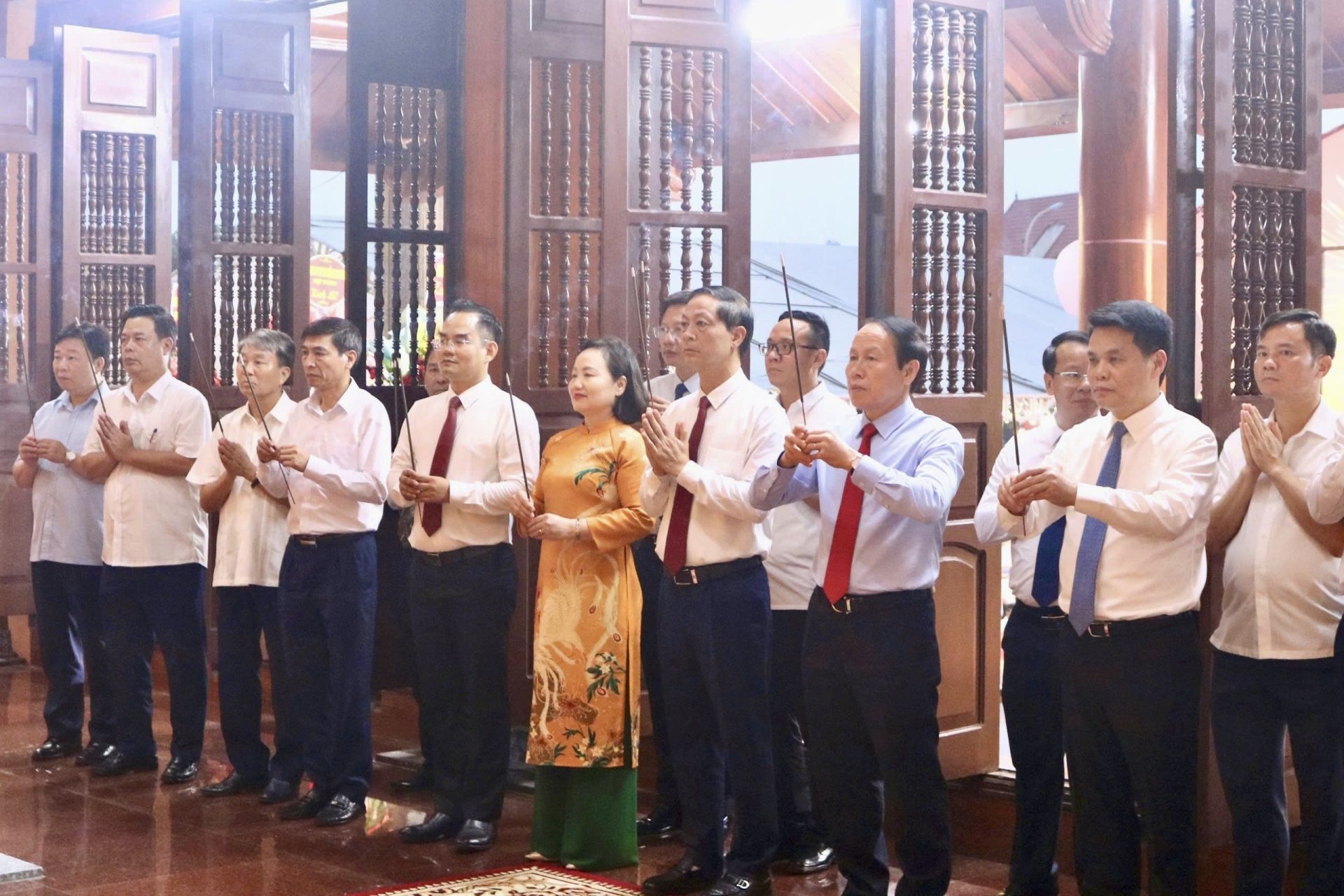 Đại biểu d&acirc;ng hương tưởng nhớ Trạng nguy&ecirc;n L&ecirc; &Iacute;ch Mộc.