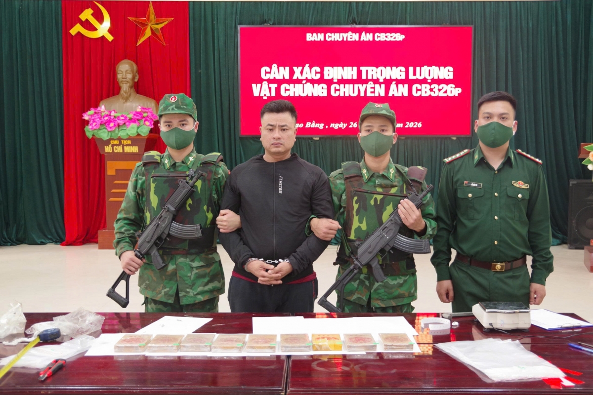 Đối tượng v&agrave; tang vật li&ecirc;n quan đến vụ &aacute;n. Ảnh: TB