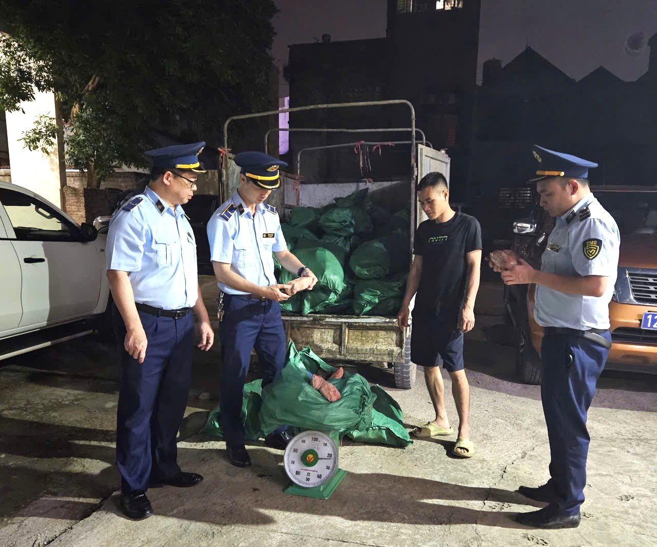 Lạng Sơn: Tạm giữ 960 kg sản phẩm móng giò lợn không rõ nguồn gốc