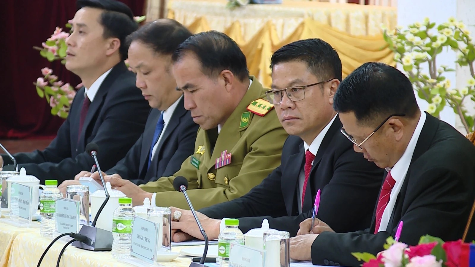 C&aacute;c đồng ch&iacute; l&atilde;nh đạo Tỉnh ủy, Ủy ban ch&iacute;nh quyền tỉnh Hủa Phăn (L&agrave;o).