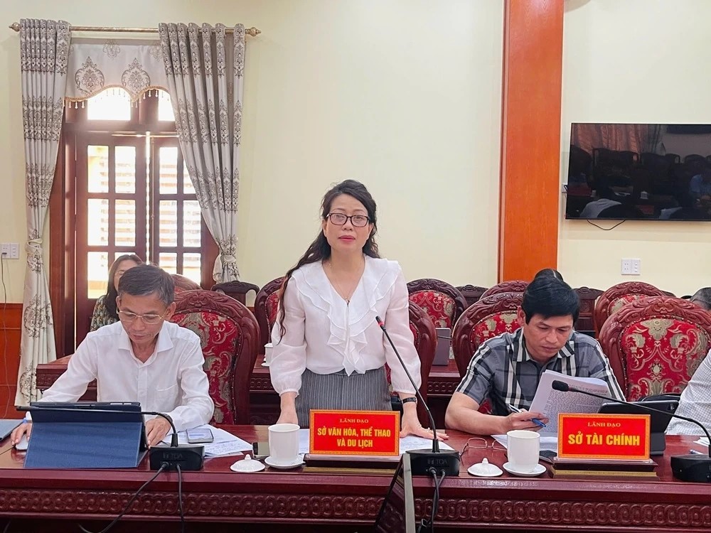 L&atilde;nh đạo Sở Văn h&oacute;a, Thể thao v&agrave; Du lịch ph&aacute;t biểu &yacute; kiến tại buổi l&agrave;m việc.