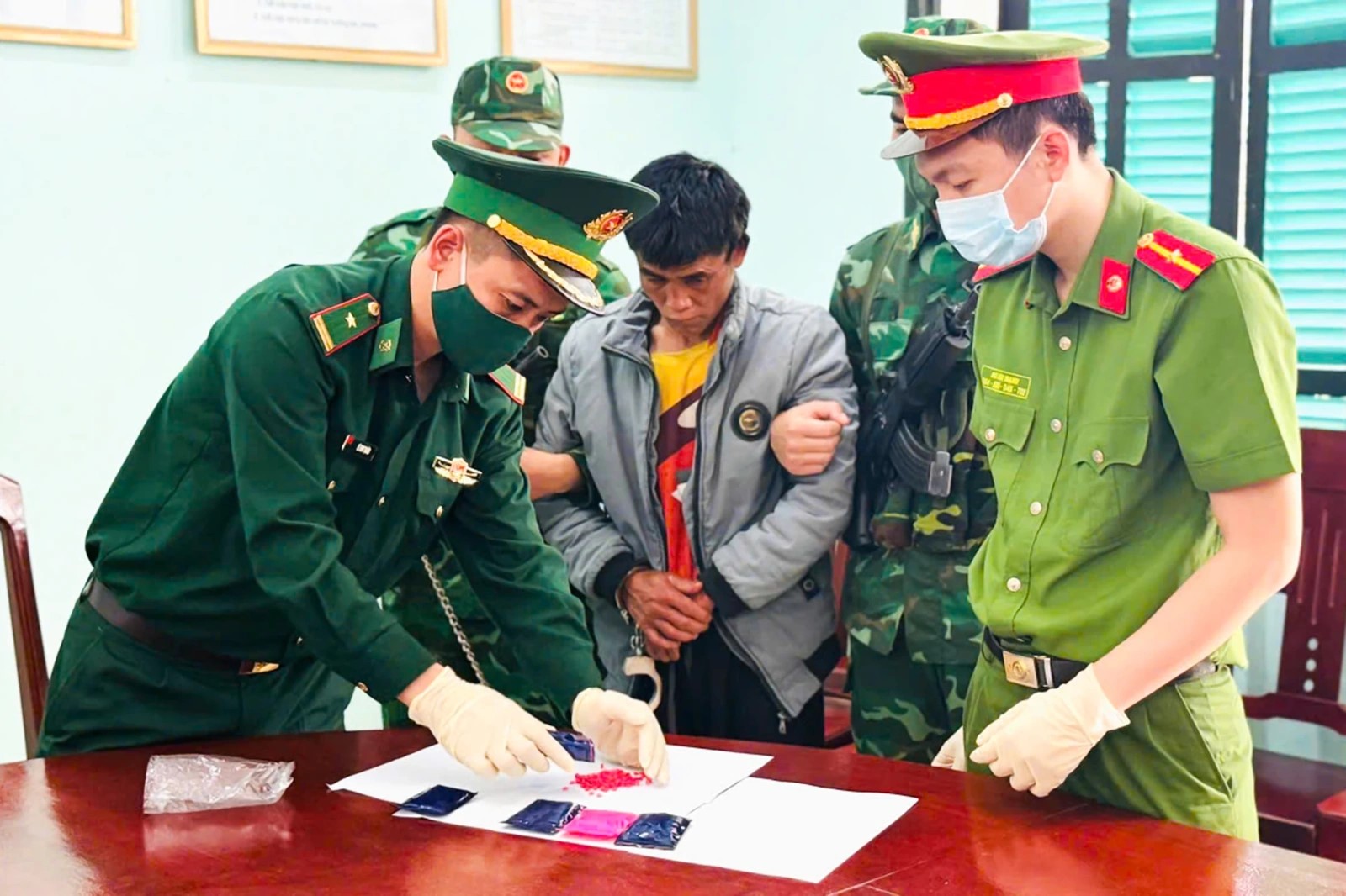 Thanh Hóa: Bắt giữ đối tượng người Lào mua bán trái phép hơn 1.000 viên ma túy tổng hợp