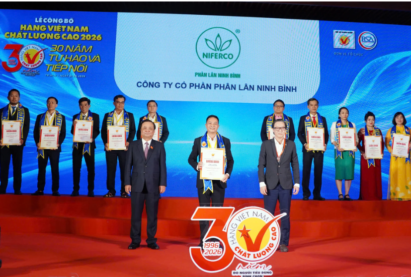 &Ocirc;ng L&ecirc; Minh Hoan, Ph&oacute; Chủ tịch Quốc hội v&agrave; &ocirc;ng Đinh Hồng Kỳ, Ph&oacute; Chủ tịch Hiệp hội Doanh nghiệp TP. HCM trao Chứng nhận H&agrave;ng Việt Nam chất lượng cao năm 2026 cho đại diện C&ocirc;ng ty Cổ phần Ph&acirc;n l&acirc;n Ninh B&igrave;nh (Niferco). Ảnh: Nguyễn Thủy