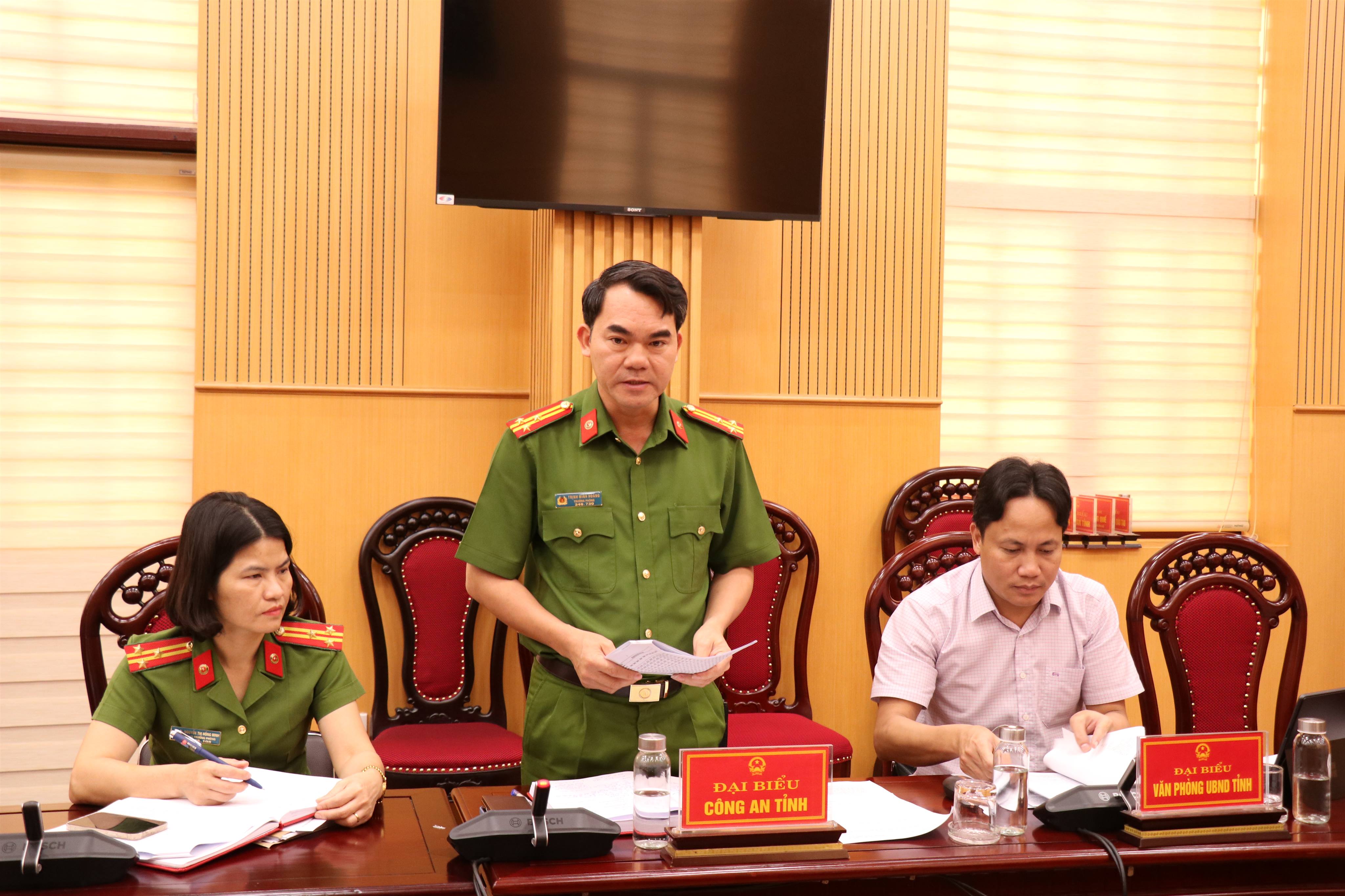 Đại biểu C&ocirc;ng an tỉnh Ninh B&igrave;nh ph&aacute;t biểu tại hội nghị