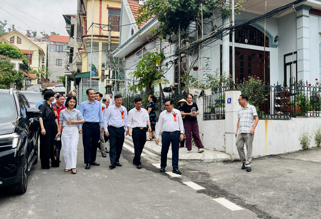 C&aacute;c đại biểu tham quan tuyến đường vừa ho&agrave;n th&agrave;nh