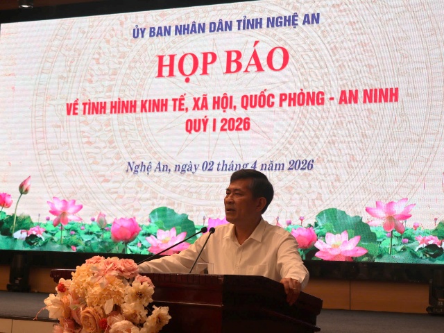 Ph&oacute; Chủ tịch UBND tỉnh Th&aacute;i Văn Th&agrave;nh ph&aacute;t biểu tại buổi họp b&aacute;o.