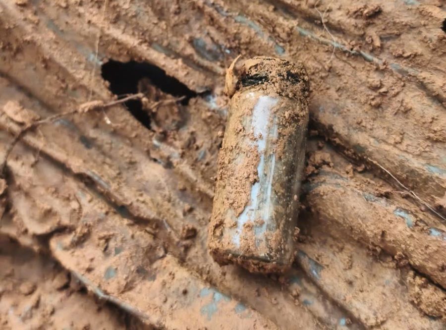 Di vật c&oacute; lọ thủy tinh nghi chứa th&ocirc;ng tin ch&ocirc;n c&ugrave;ng h&agrave;i cốt liệt sĩ