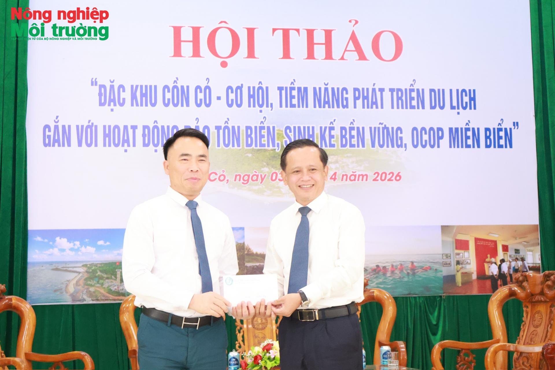 TS. Đ&agrave;o Xu&acirc;n Hưng, Tổng Bi&ecirc;n tập Tạp ch&iacute; N&ocirc;ng nghiệp v&agrave; M&ocirc;i trường trao tặng qu&agrave; cho ch&iacute;nh quyền địa phương Đặc khu Cồn Cỏ