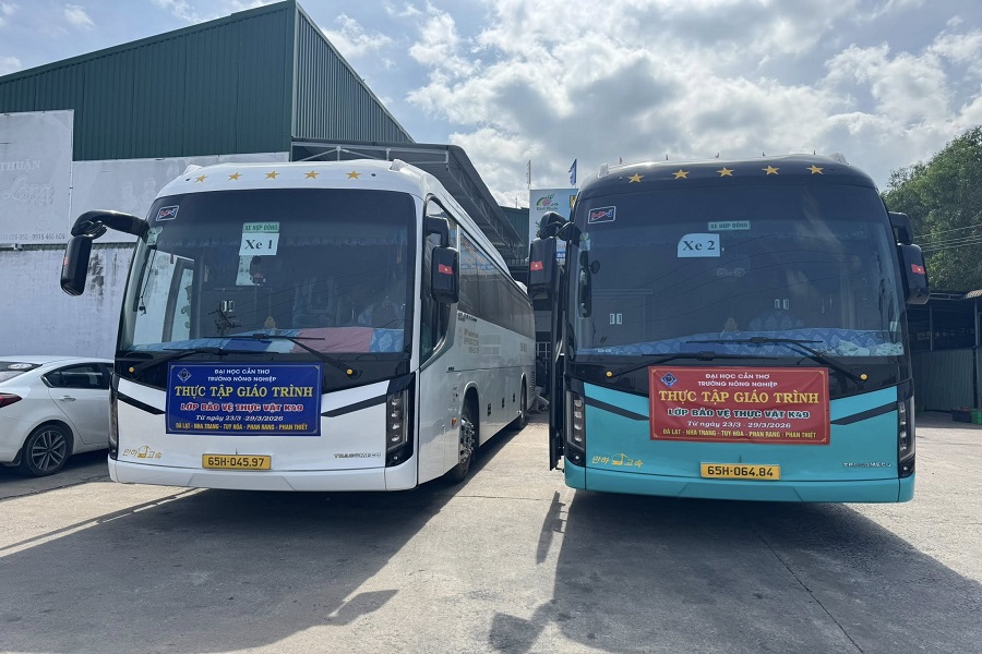 Sinh vi&ecirc;n Trường Đại học Cần Thơ đến tham quan v&agrave; trải nghiệm thực tế, trực tiếp t&igrave;m hiểu m&ocirc; h&igrave;nh sản xuất thanh long sạch theo ti&ecirc;u chuẩn