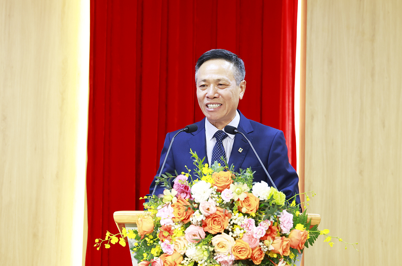 Đồng ch&iacute; T&ocirc; Dũng Th&aacute;i, Chủ tịch Hội đồng th&agrave;nh vi&ecirc;n Tập đo&agrave;n VNPT ph&aacute;t biểu tại lễ k&yacute; kết.