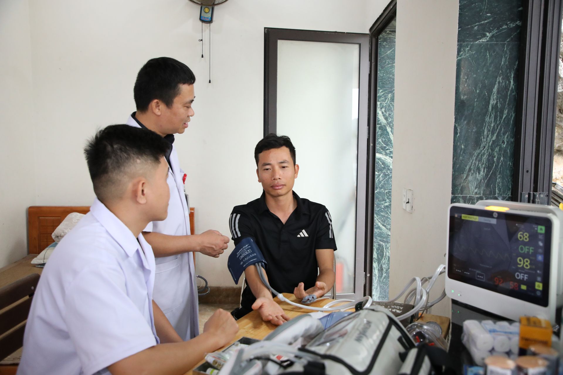 Nhiều loại thuốc, vật tư y tế c&ugrave;ng c&aacute;c trang thiết bị hiện đại được trang bị đầy đủ, sẵn s&agrave;ng phục vụ c&ocirc;ng t&aacute;c sơ cấp cứu, đảm bảo xử tr&iacute; kịp thời c&aacute;c t&igrave;nh huống y tế ph&aacute;t sinh tr&ecirc;n Vịnh Hạ Long